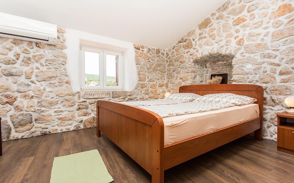 Apartment & Room Antonio Vrbnik Eksteriør bilde